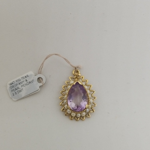 Jewelry - 14kt yellow gold tear drop pendant